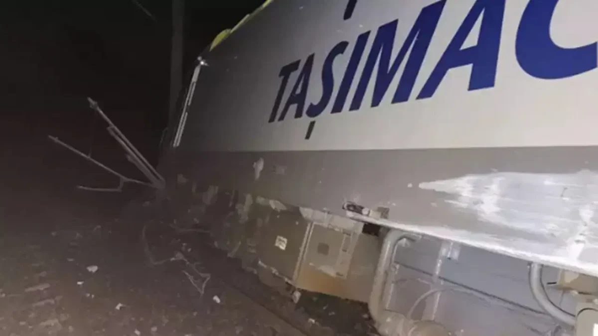 Toprak kaydı, yolcu treni raydan çıktı: 1 yaralı