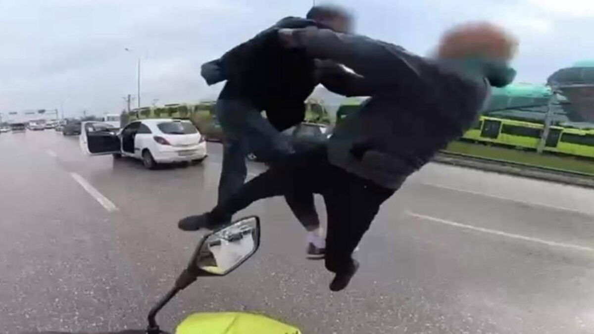 O anlar kamerada: Bursa’da trafikte uçan tekmeli kavga