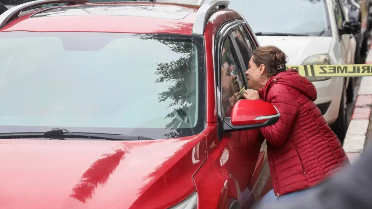 Eşinin ölü bulunduğu aracın yanına gitti: ‘Ne olur kalk aşkım’ diyerek gözyaşı döktü