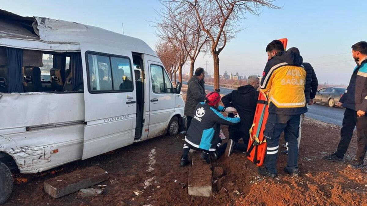 Şanlıurfa’da işçi servisi ağaca çarptı: Yaralılar var!