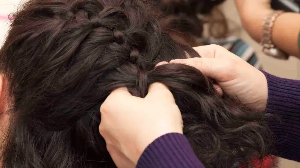 Sosyal medyadaki ‘saç örme’ akımına katılan hemşire gözaltına alındı