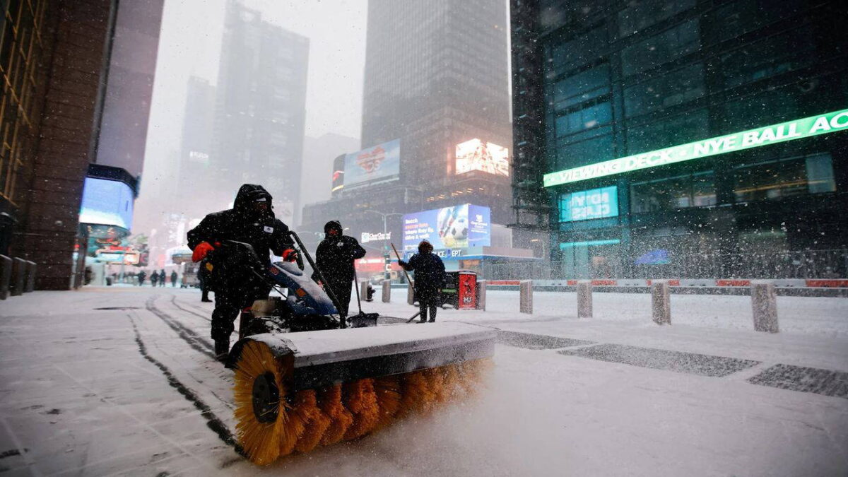 Kar fırtınası ABD’yi vurdu: 185 milyon kişi OHAL kapsamında