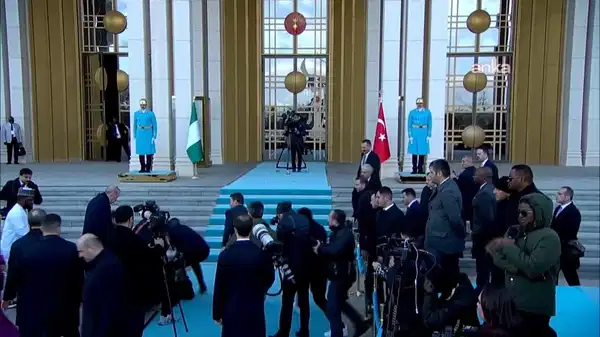 Nijerya Cumhurbaşkanı Tinubu, Cumhurbaşkanlığı’ndaki karşılama töreninde düştü