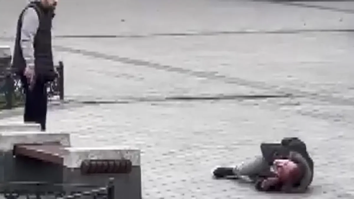 Mısır Çarşısı’nın girişinde silahlı saldırı: Vurduğu kişinin başında bekledi!