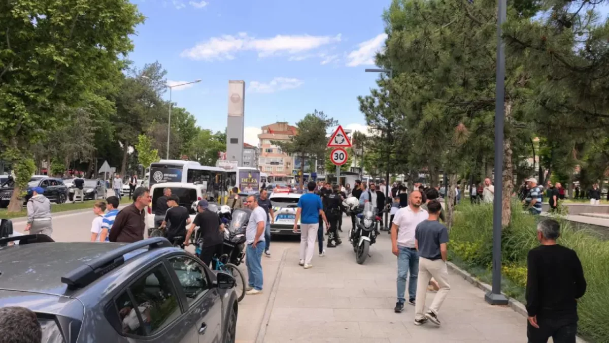 Yol verme kavgasında ortalık karıştı: 1’i polis 5 yaralı