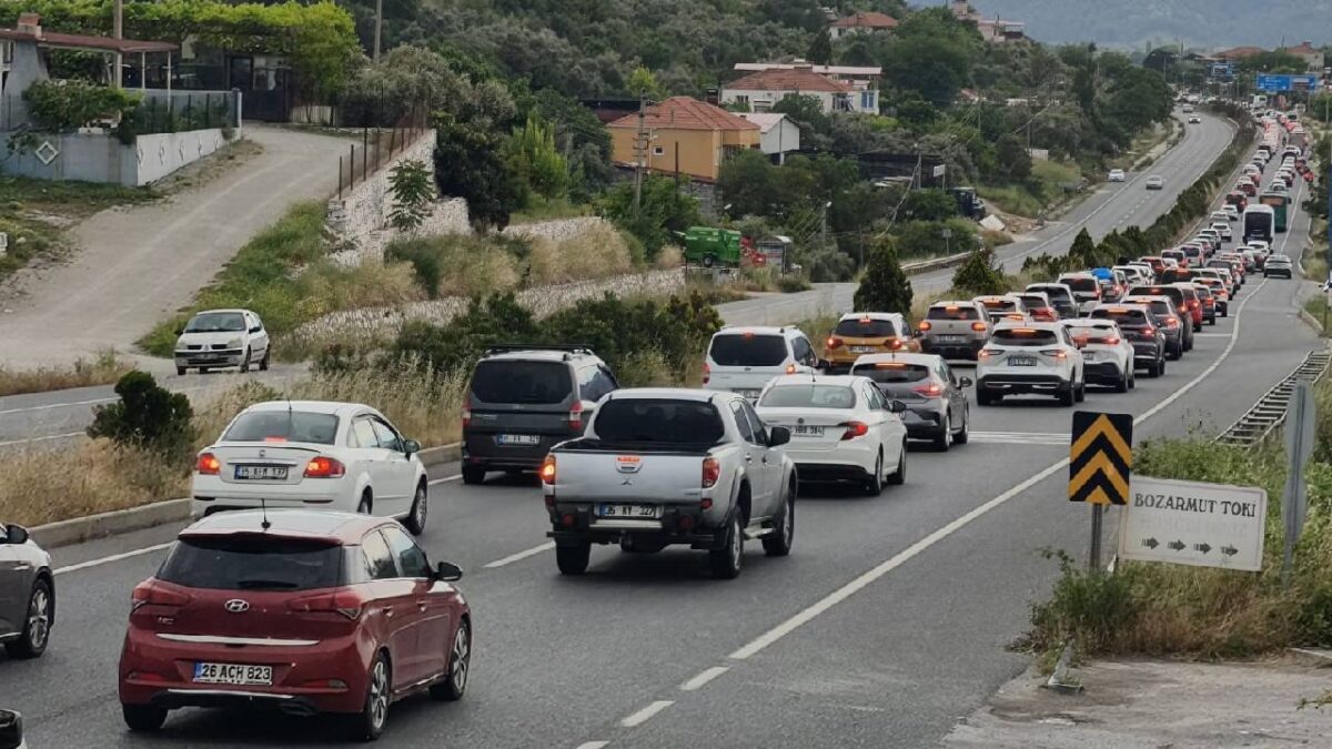 Tatilciler akın etti… Muğla’da araç kuyruğu 22 kilometreye ulaştı