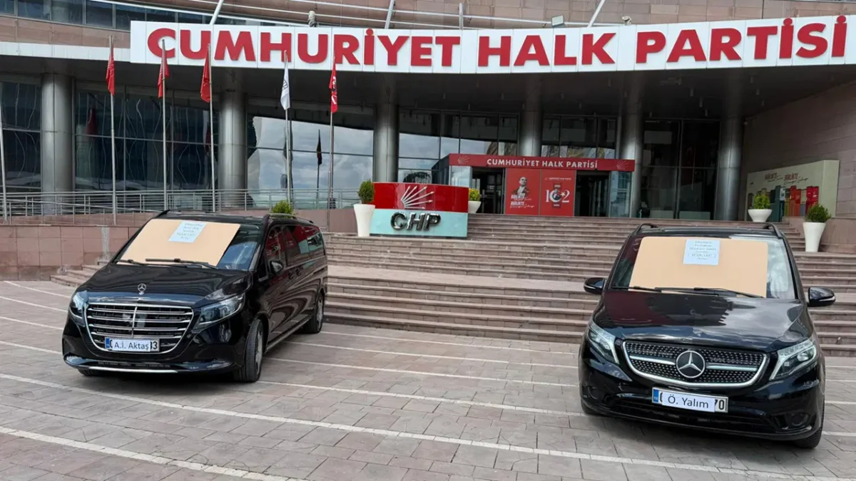 CHP Genel Merkezi önünde tepki çeken görüntü: Kılıçdaroğlu yönetimi, 2 makam aracını ‘satılım haram araç’ ilanıyla sergiledi