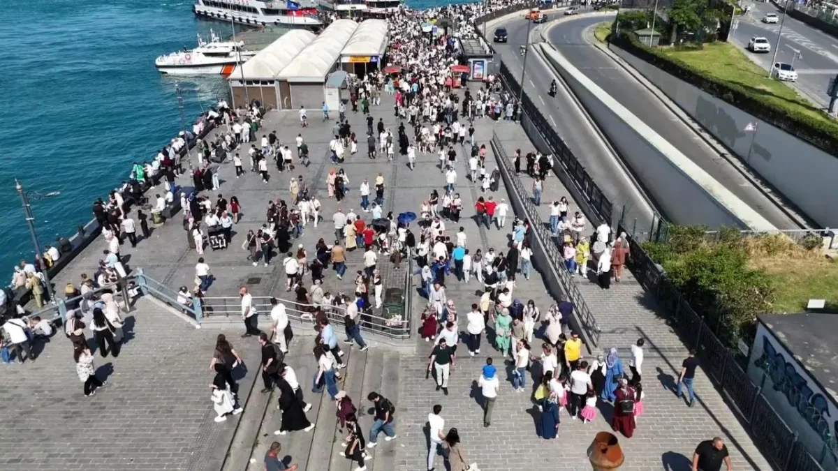 İstanbul’da bayram yoğunluğu: Tatilciler Eminönü’ne akın etti, vapur ve tramvaylar doldu taştı!