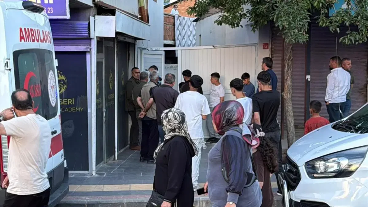 Evin bahçesinde ağaca asılı halde ölü bulundu