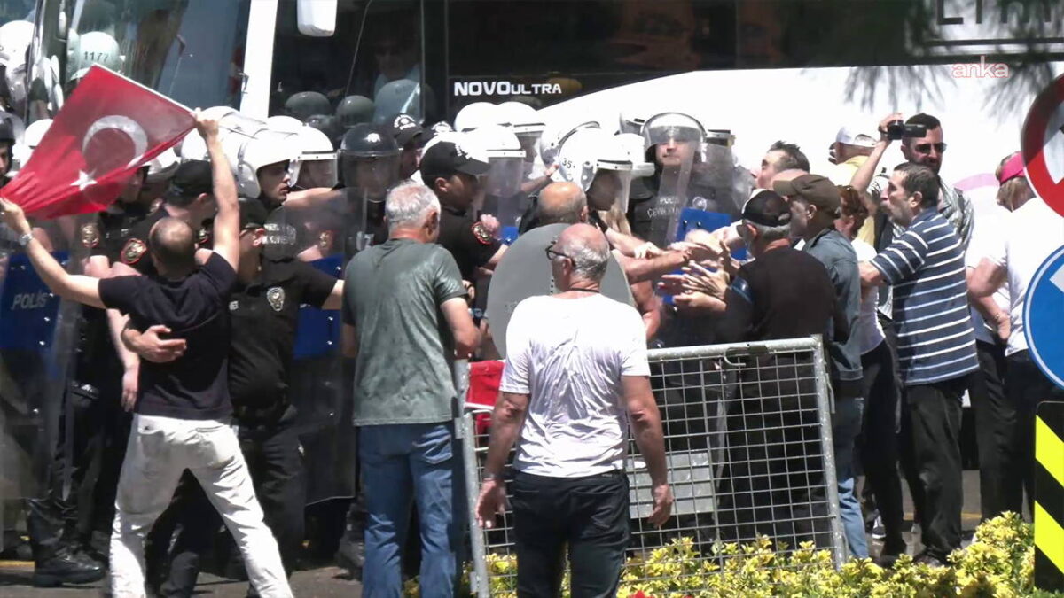 Özgür Özel’in İzmir buluşması: 2 kişi gözaltına alındı