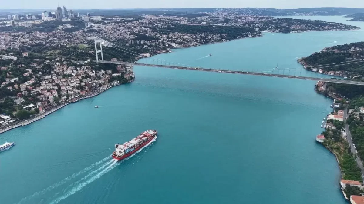 İstanbul Boğazı’nda görsel şölen: Bayramın son gününde turkuaz renge büründü!