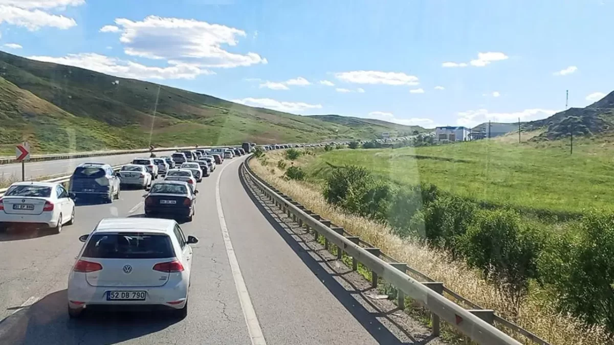 Batıya dönüş kabusu: Ankara ve İzmir yolları tamamen kilitlendi