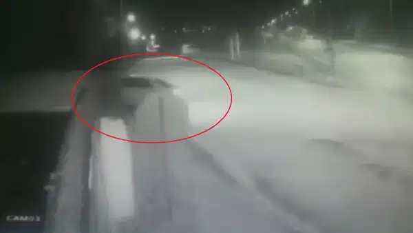 Otomobil bahçe duvarına çarptı: O anlar kamerada