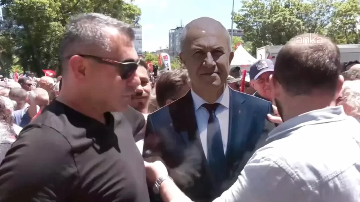 CHP Ankara İl Başkanlığı’nda bayramlaşma… Ayağı kırık olduğu için gelemeyen Alanya Belediye Başkanı Özçelik’in maketi getirildi