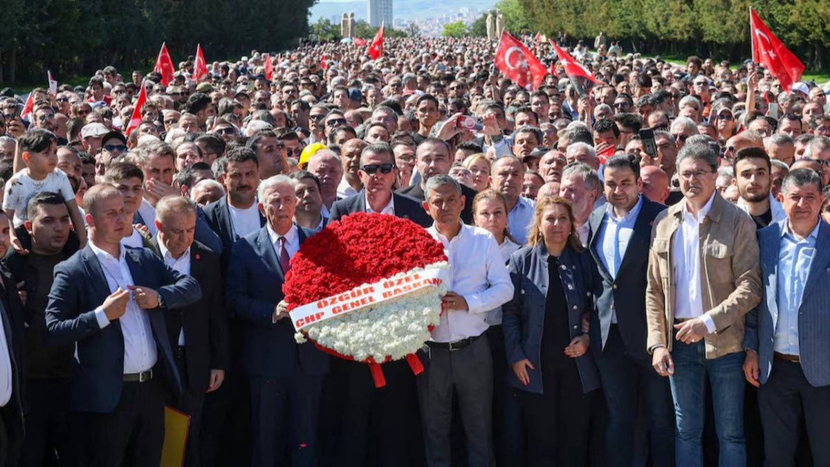 Dış basında Özgür Özel’e destek mitingi: ‘Ankara’da destek için on binler yürüdü’