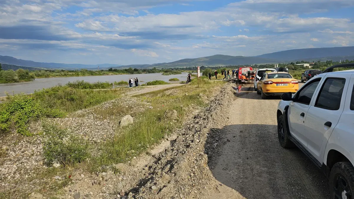 Çaya düşen araçtaki 4 akrabadan 2’si kayboldu: Arama çalışmaları başlatıldı