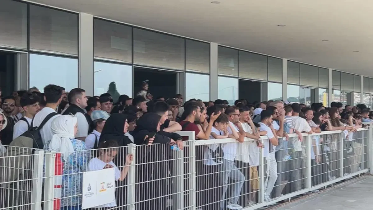 Bayramın ikinci gününde Adalar vapur iskelesinde yoğunluk