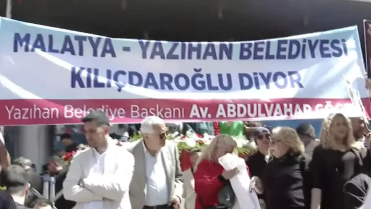 CHP’den ihraç edilen Yazıhan Belediye Başkanı Abdulvahap Göçer’den Kılıçdaroğlu’na pankartlı karşılama