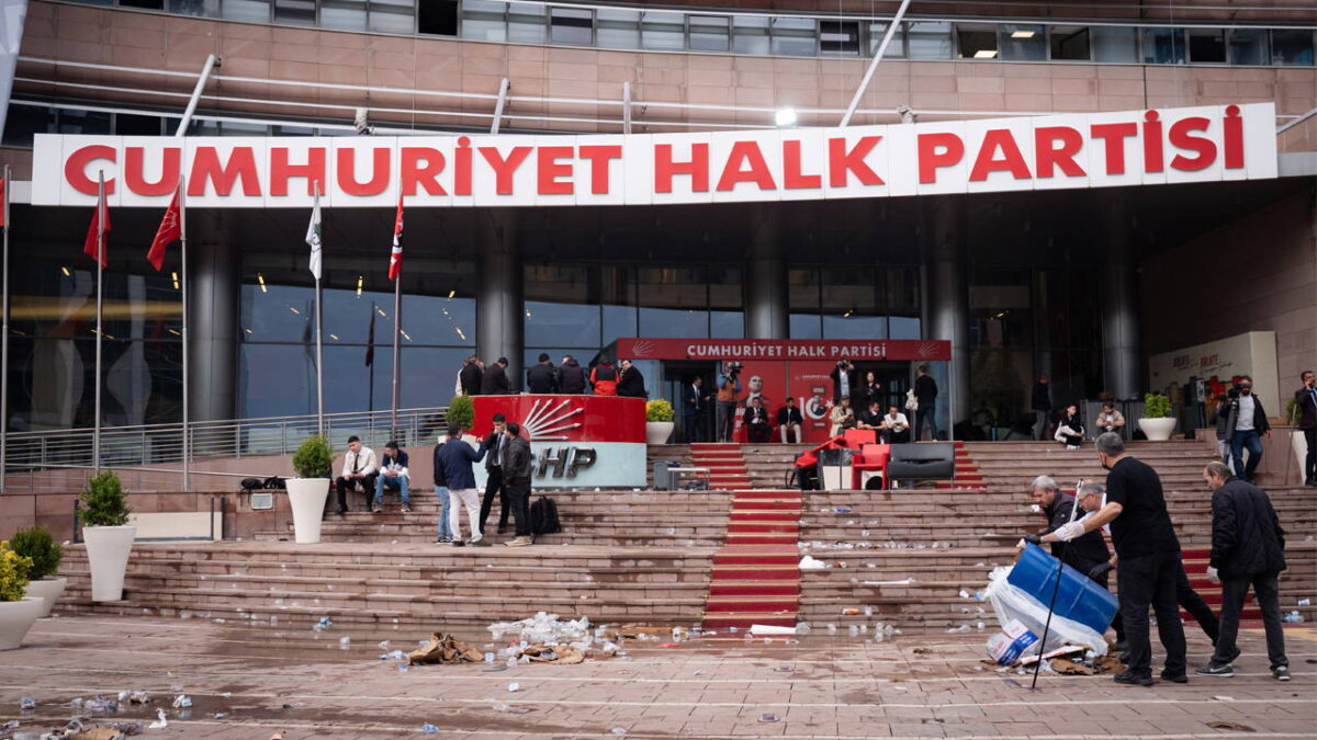 Genel Başkan Yardımcıları’nın isimlikleri de söküldü… CHP Genel Merkezi’nde polis müdahalesinin izleri siliniyor