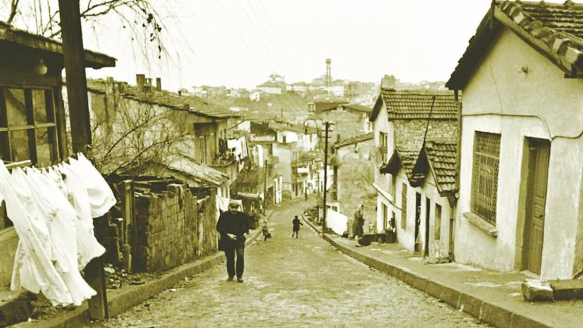 İstanbul’un 1940’lı yıllarda başlayan gecekondulaşma tarihi: Gecekondu şehrinden rezidans şehrine dönüşüm