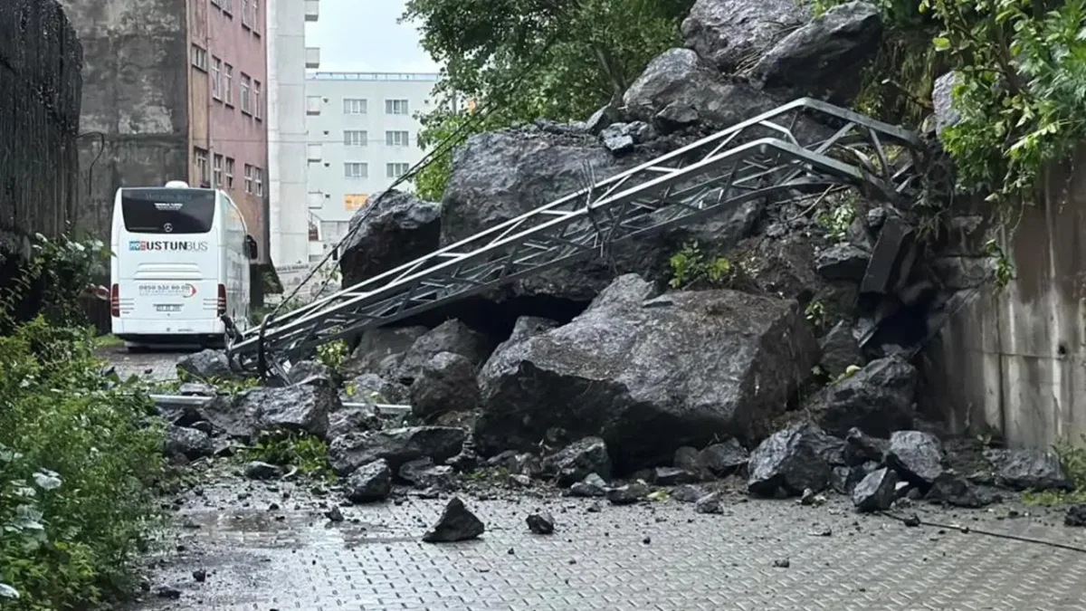 Yağış sonrası heyelan: Dev kayalar yolu kapattı
