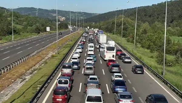 Tatil dönüşü çilesi başladı: Bolu geçişinde kilometrelerce araç kuyruğu! Ağır vasıtalara İstanbul yasağı geldi