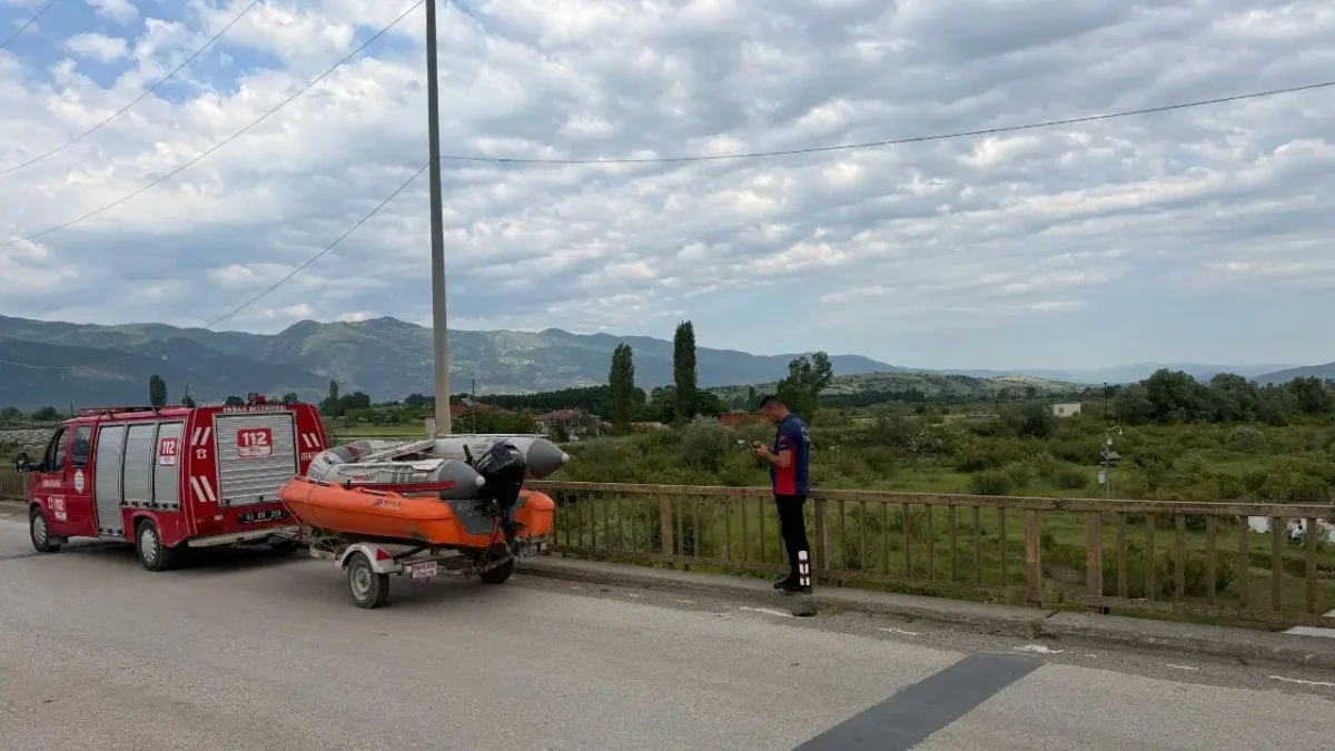 Tokat’ta Kelkit Çayı’nda can pazarı: Akıntıya kapılan 2 arkadaş dalgalı sularda kayboldu!