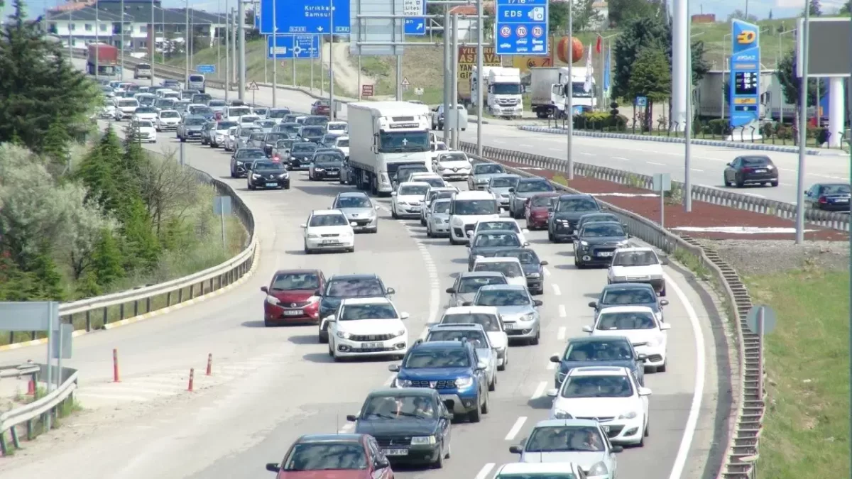 43 ilin ‘kilit kavşağı’ Kırıkkale’de bayram dönüşü kilitlendi: Kilometrelerce araç kuyruğu oluştu!