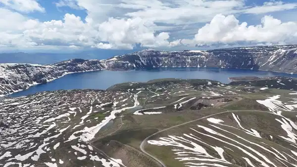 Nemrut Kalderası’nda yeni sezon başladı: 10 metrelik dev kar tünelleri görenleri büyülüyor!